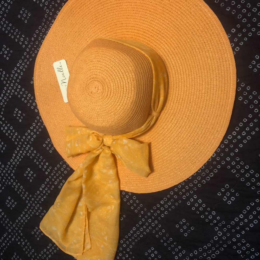 NWT Salmon color beach hat with bow detail